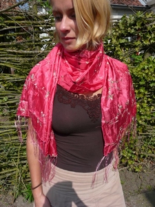 sjaal zijde, cerise met geborduurde bloemetjes 