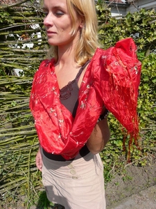 sjaal zijde, rood met geborduurde bloemetjes 