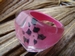 ring kunststof met roze/zwarte lak 